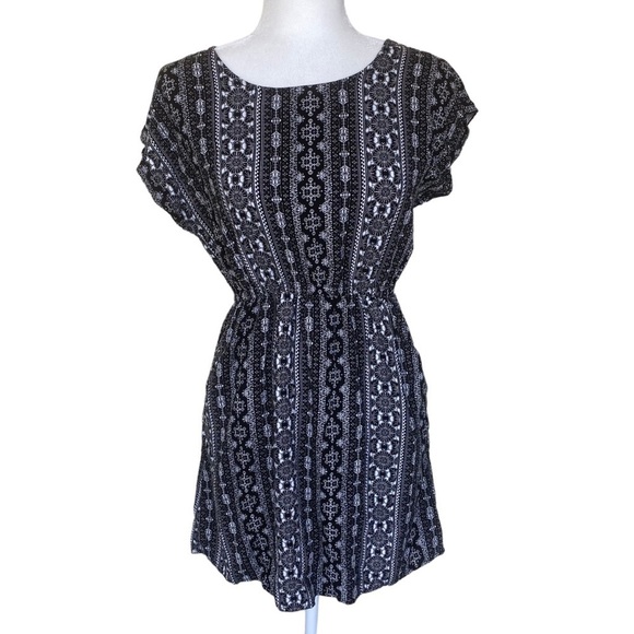 Pink Republic Skater Dress Sz Small Black White Geometric Bar‎ Back Rayon Casual - Picture 2 of 13